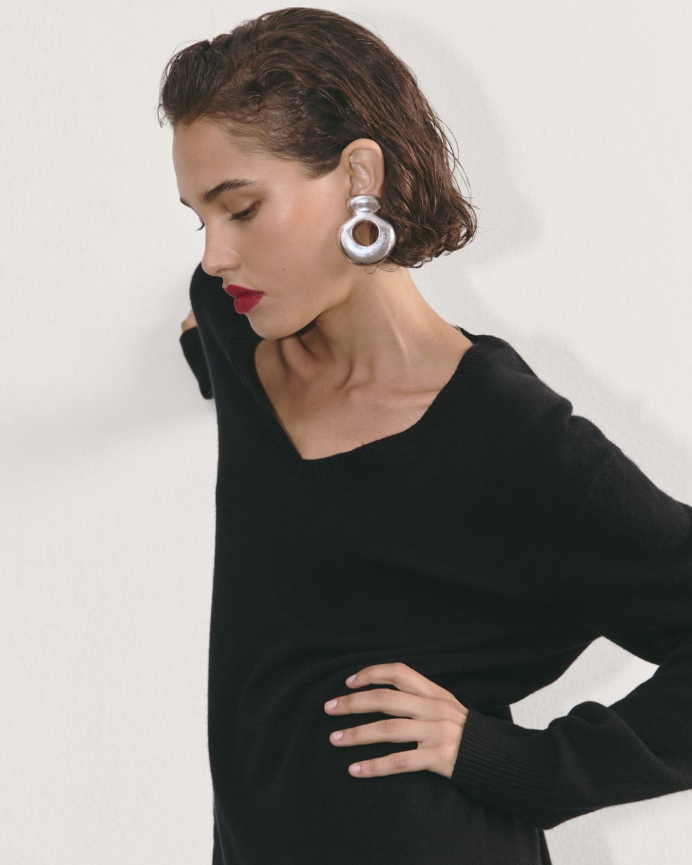 womens-cashmere-relaxed-v-neck-black