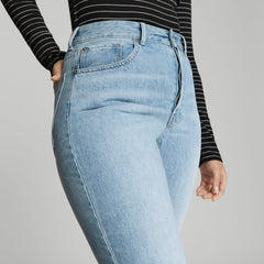womens-90s-curvy-cheeky-straight-jean-sun-blue
