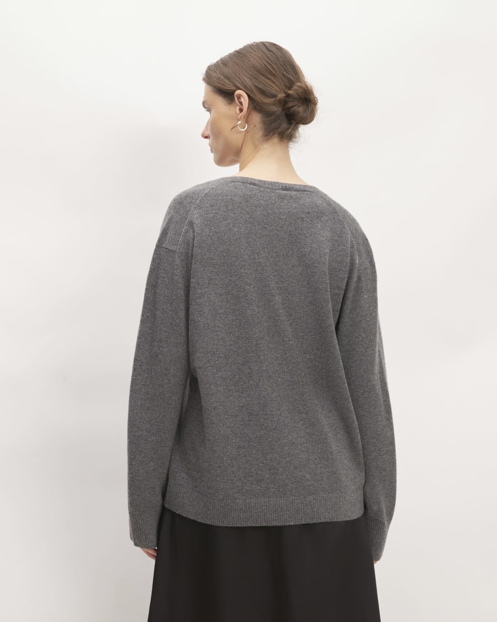 womens-cashmere-relaxed-v-neck-heather-charcoal