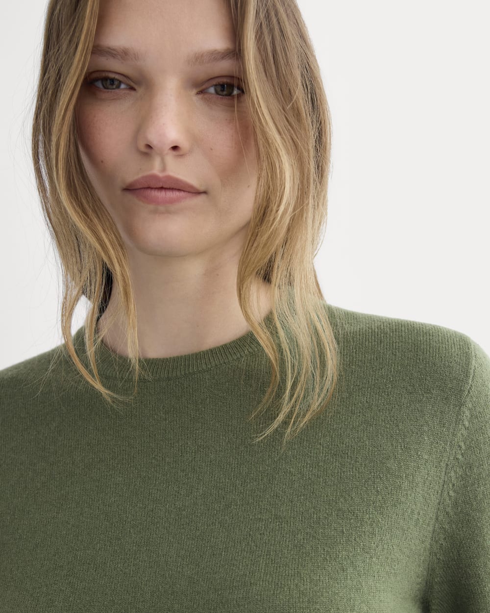 womens-cashmere-slim-crew-sweater-forest-green