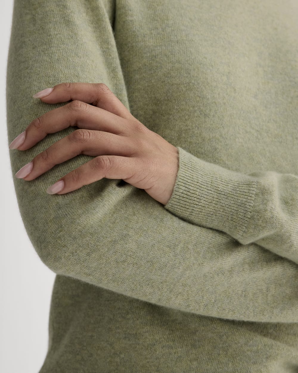 womens-cashmere-classic-crew-sweater-light-heathered-moss