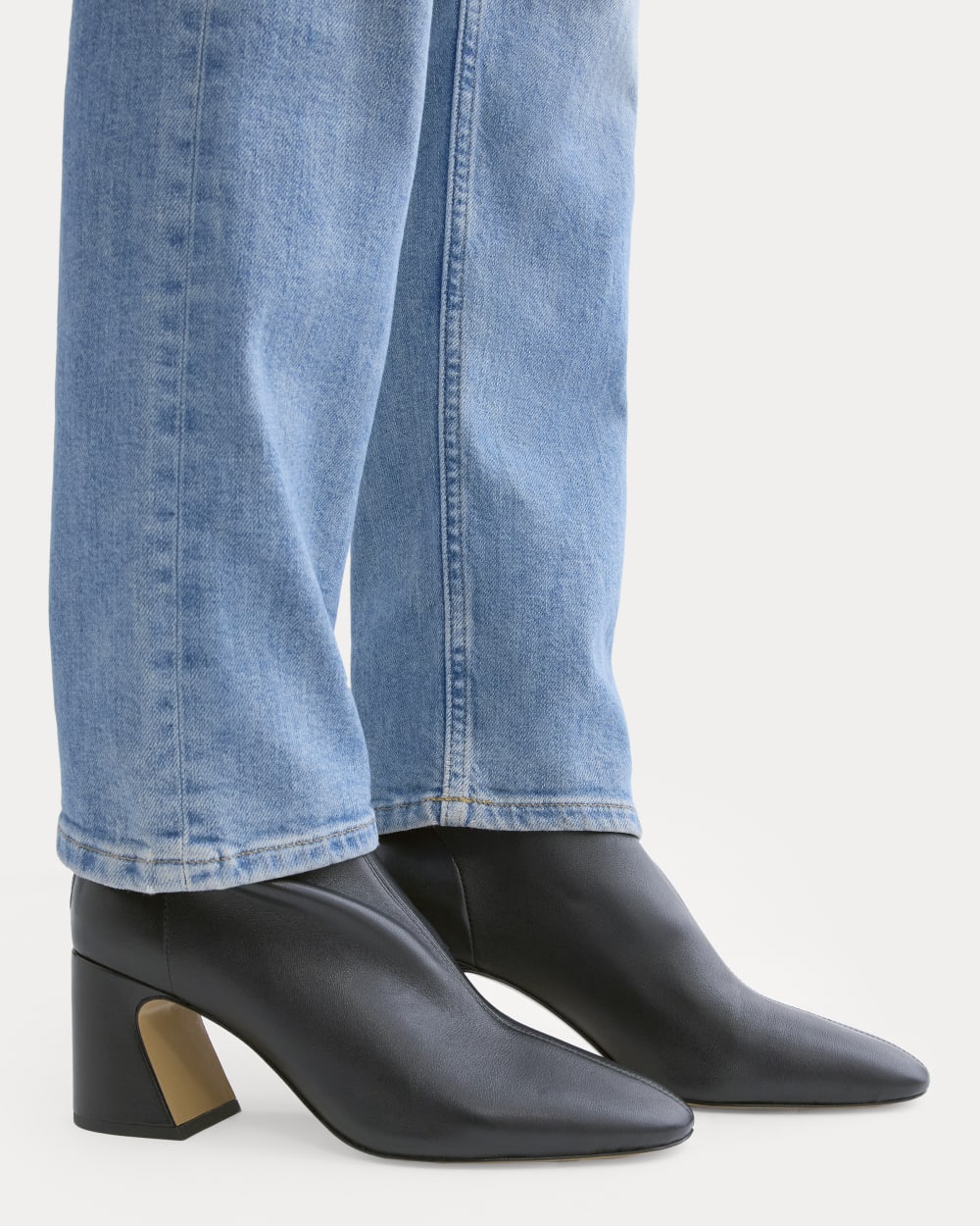 womens-curved-heel-boot-black