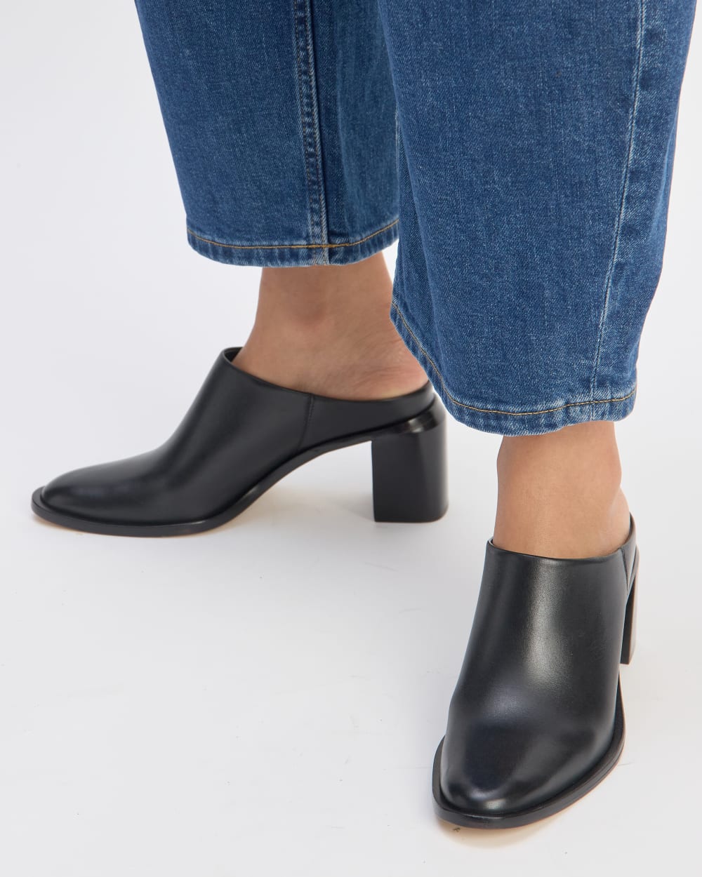 womens-outlaw-mule-black | alt