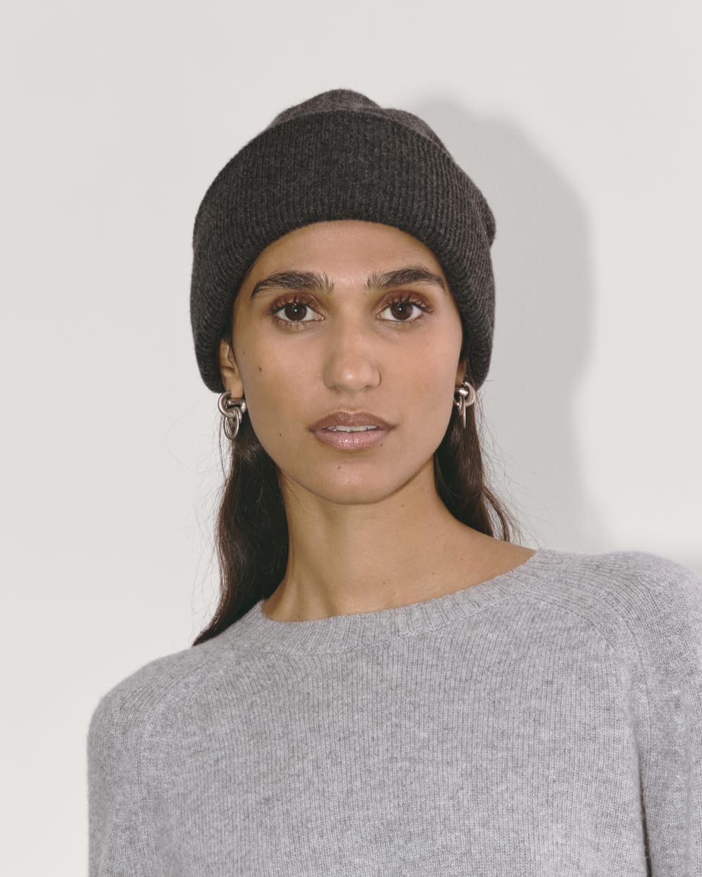 womens-gifting-beanie-heather-soot | alt
