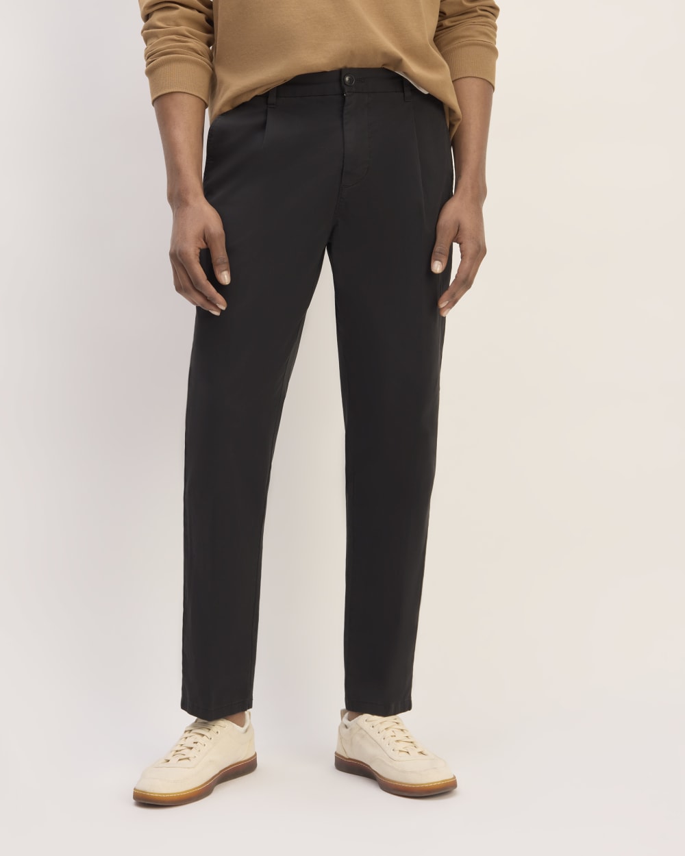 mens-organic-cotton-pleated-chino-black | primary