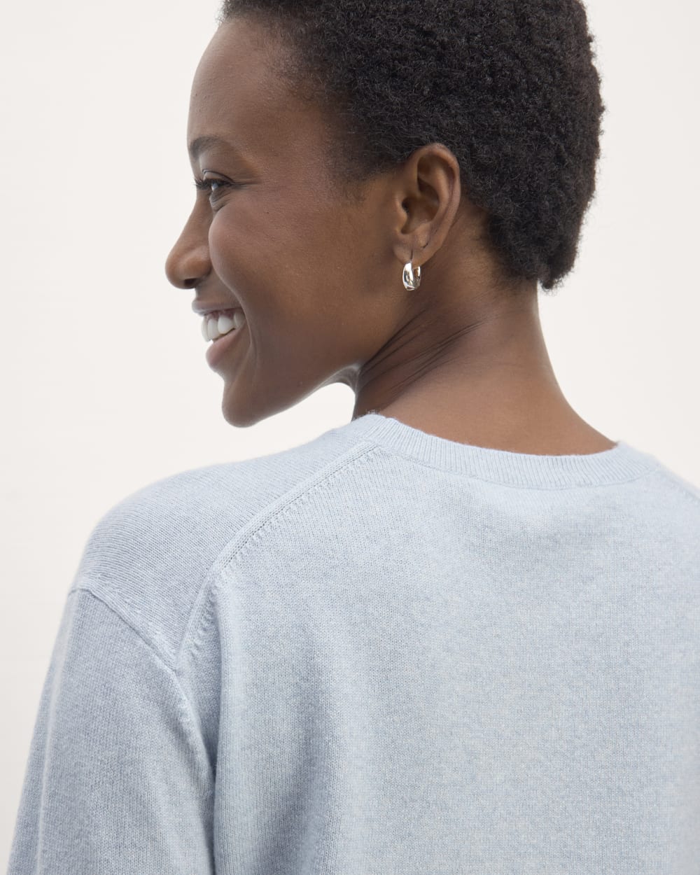 womens-cashmere-classic-crew-sweater-sky-blue