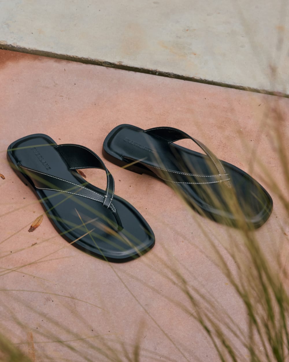 womens-leather-flip-flop-black