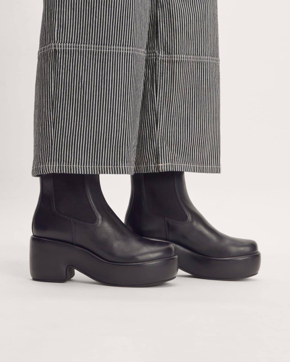 womens-puffa-boot-black | alt