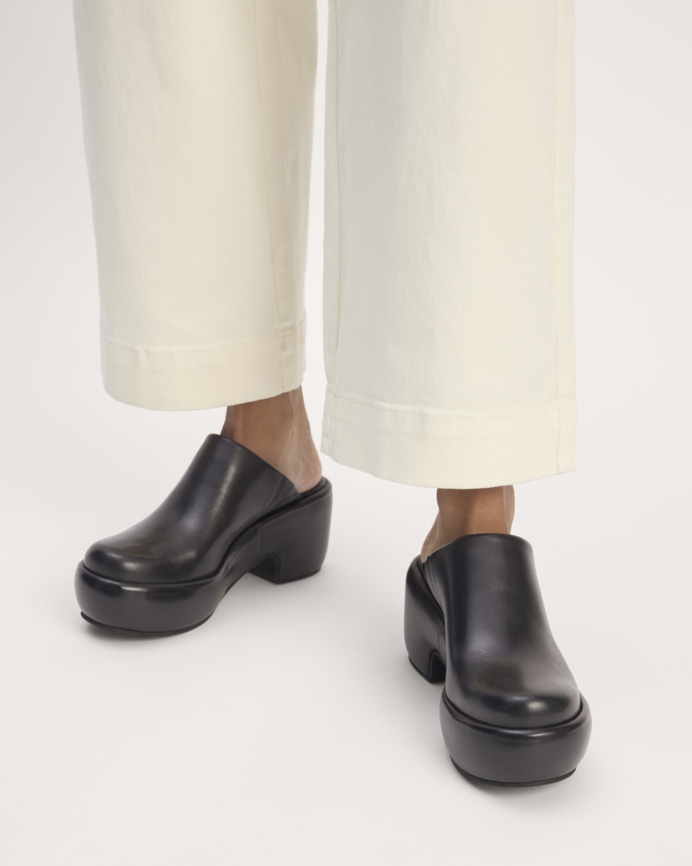 womens-puffa-clog2-black | alt