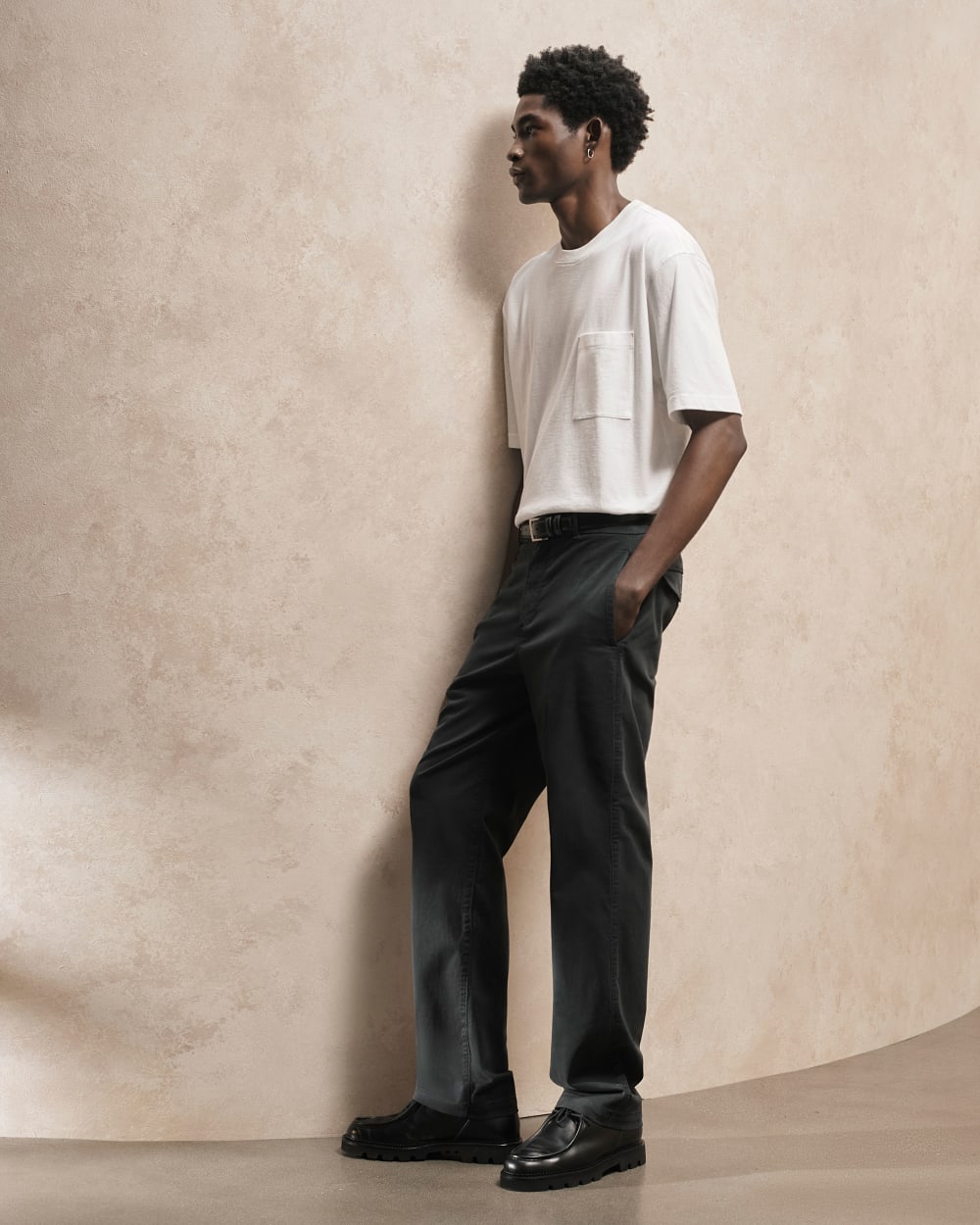 mens-relaxed-fit-chino-black | editorial