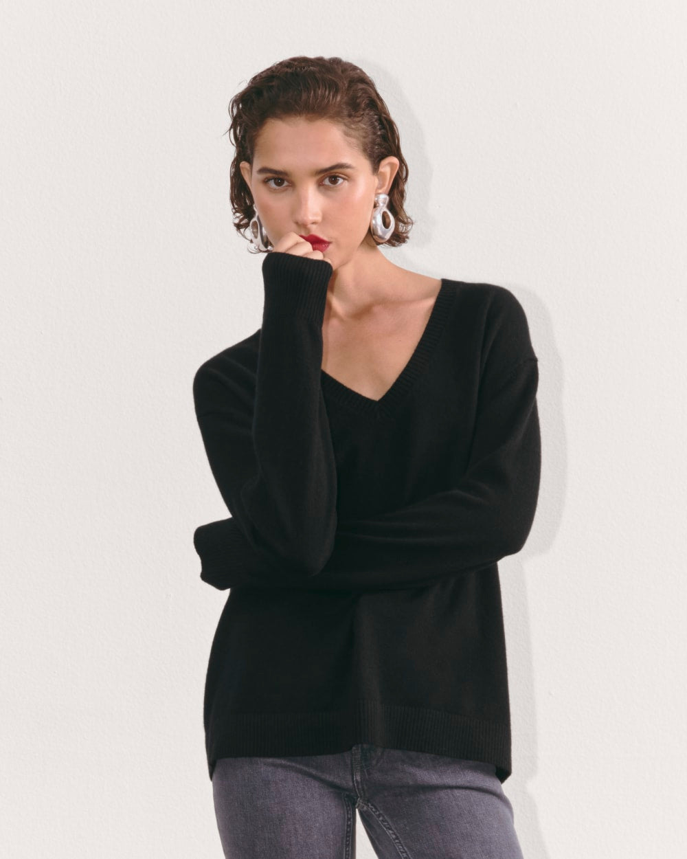 womens-cashmere-relaxed-v-neck-black | primary