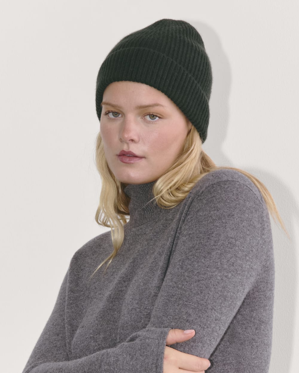 womens-cashmere-rib-beanie-2-scarab | primary