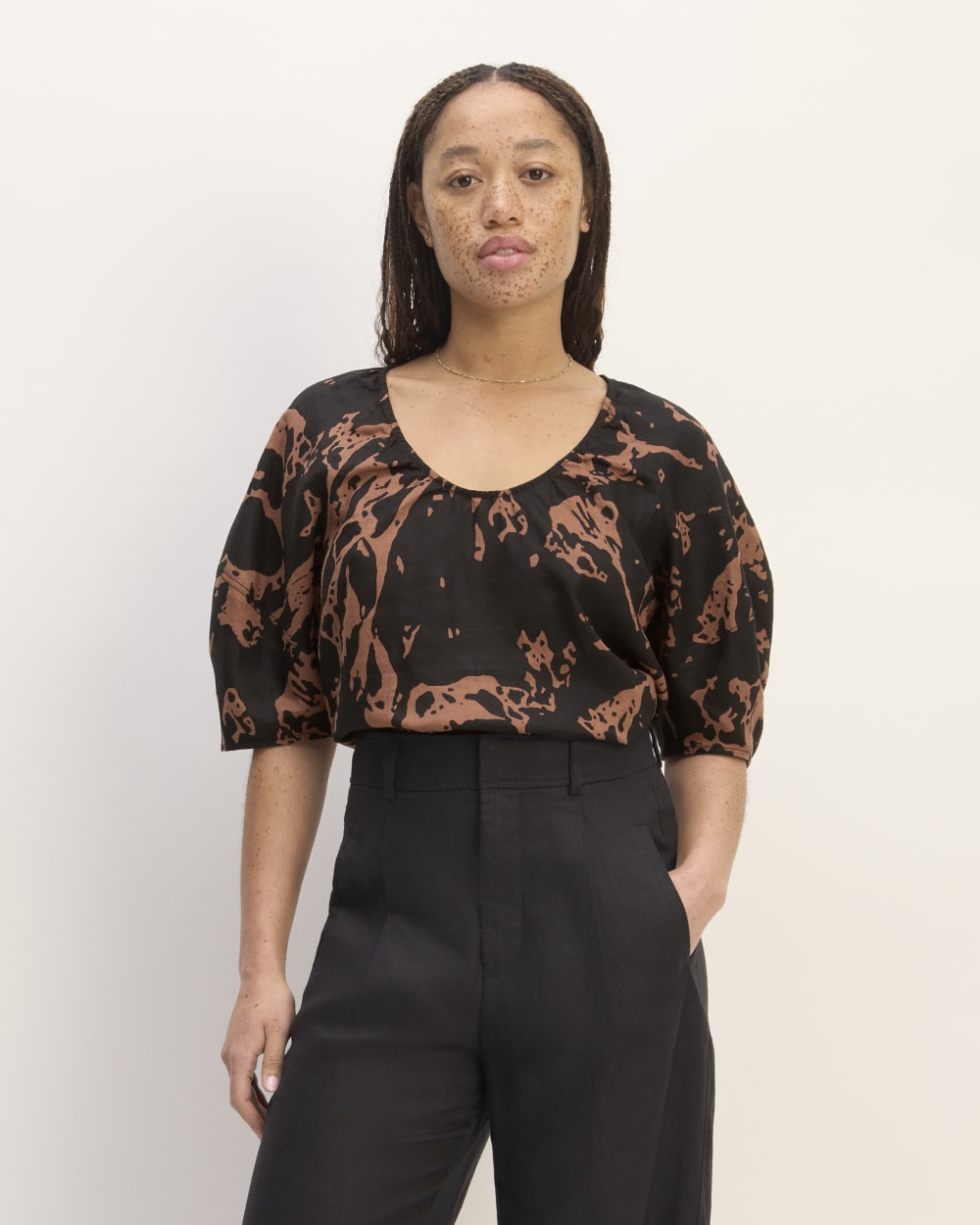 womens-linen-scoop-neck-top-carob-brown-abstract | primary