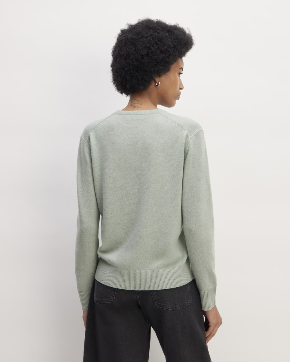 womens-cashmere-classic-crew-sweater-light-sage-green