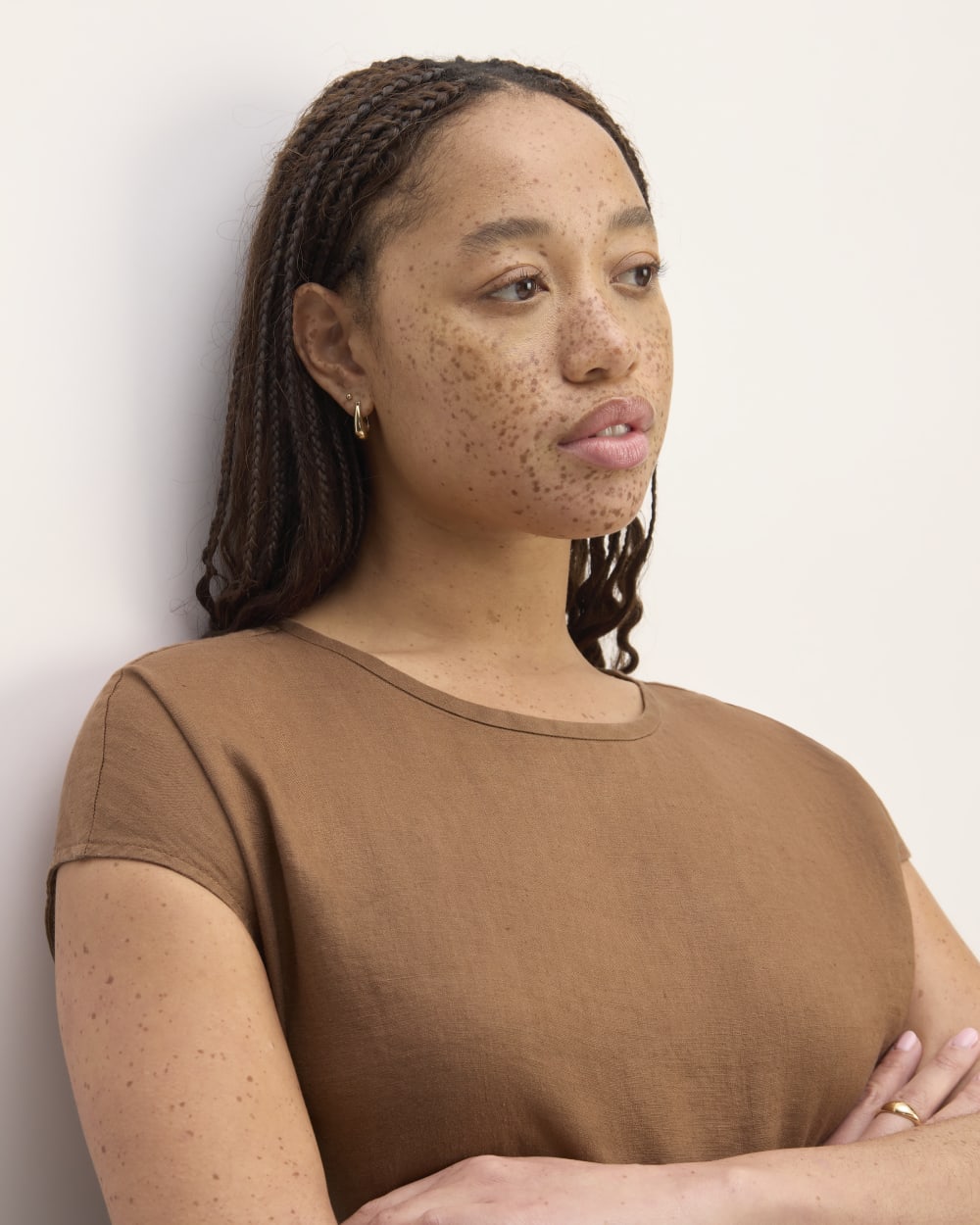 womens-linen-short-sleeve-crew-tee-carob-brown