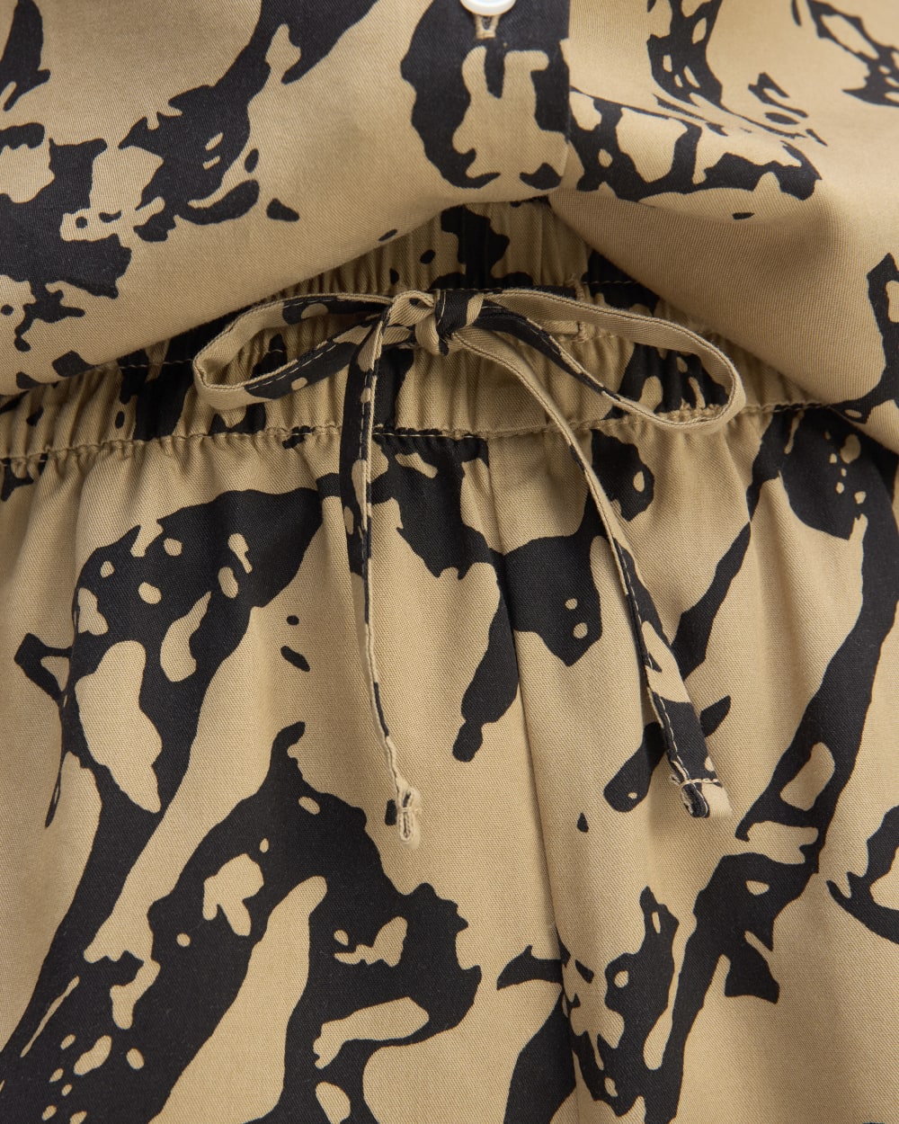 womens-vacation-short-black-cornstalk-abstract