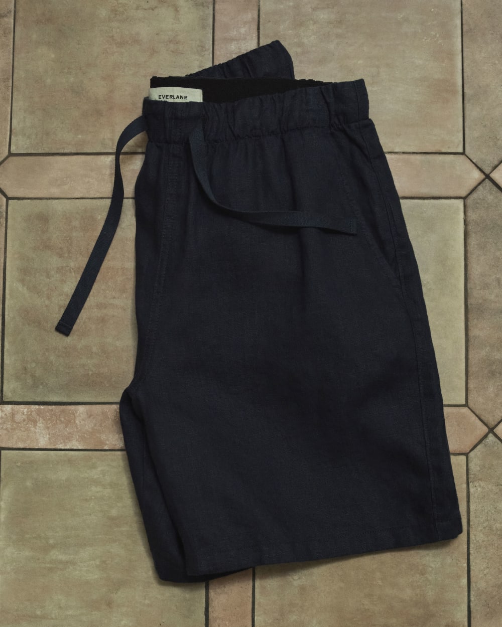 mens-linen-easy-short2-black | editorial