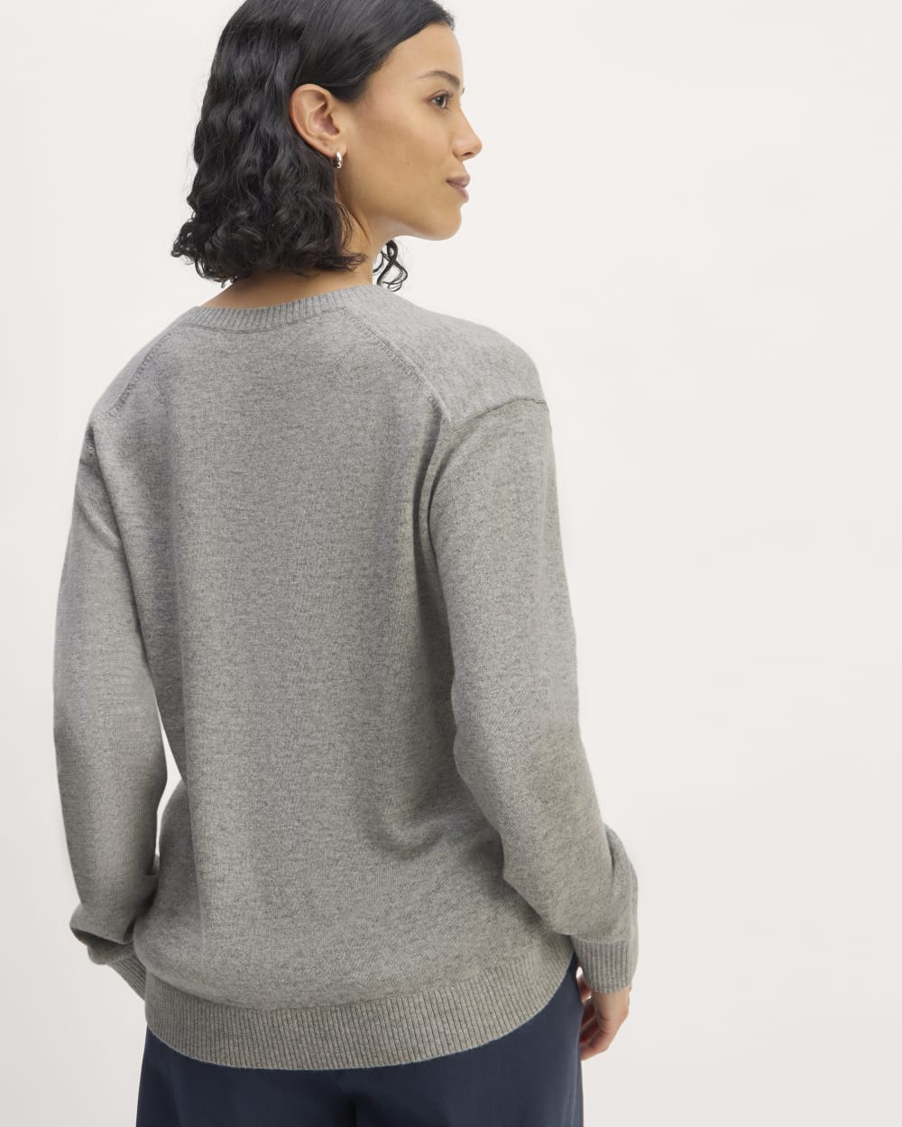 womens-cashmere-relaxed-v-neck-light-heather-grey