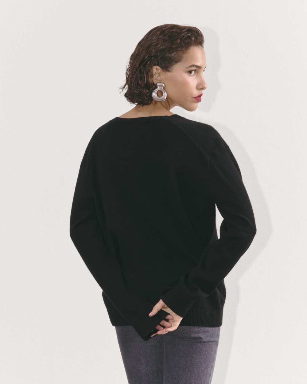 womens-cashmere-relaxed-v-neck-black