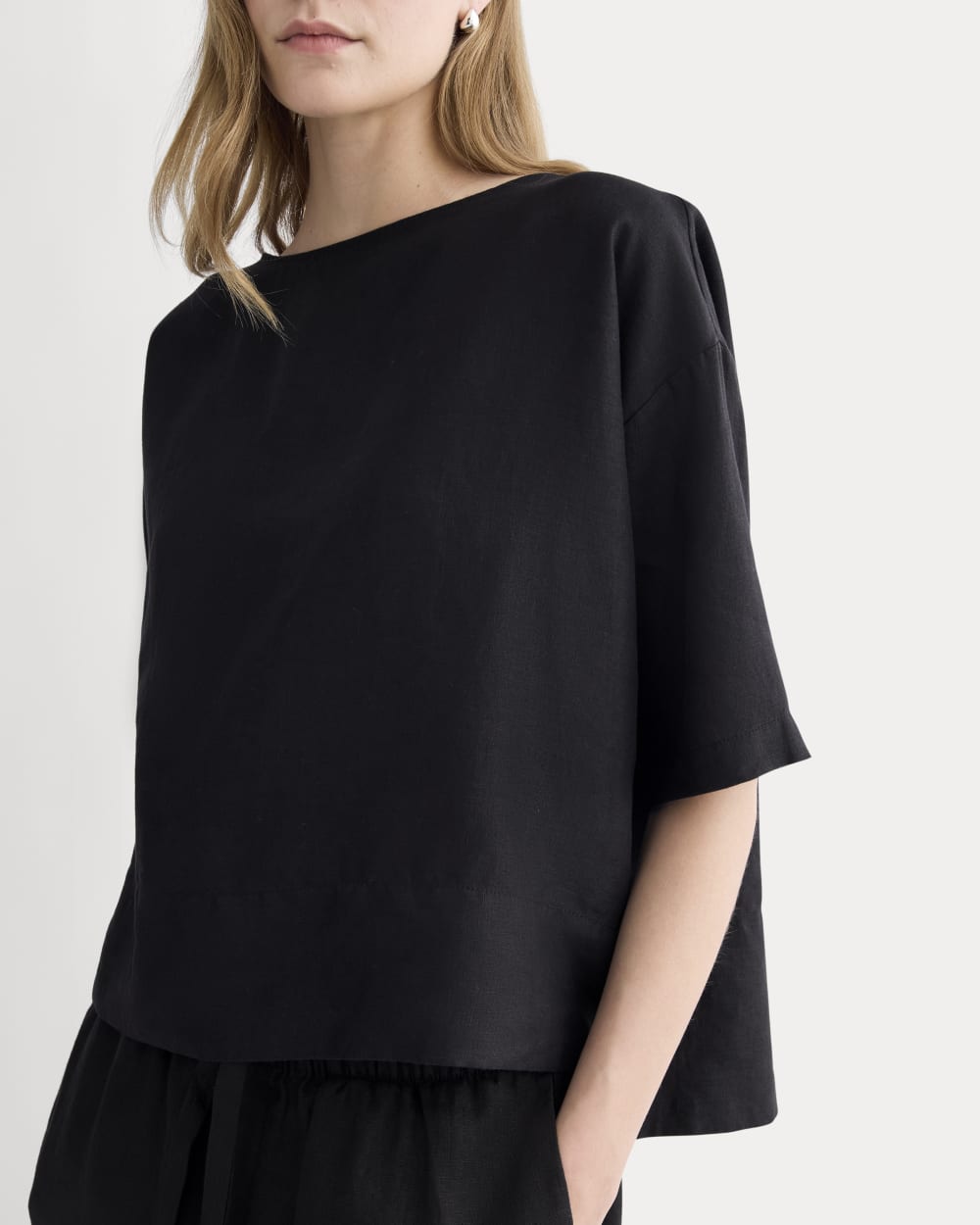 womens-boatneck-top-in-linen-black