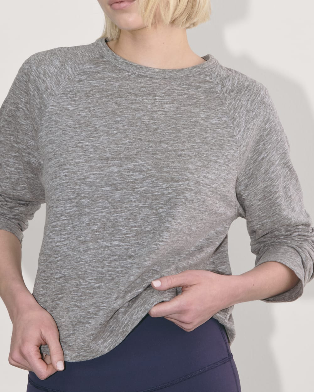 womens-perform-crew-tee-heathered-black